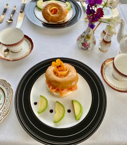 een tafel met een bord met een donut erop bij St. Georges House in Shanklin