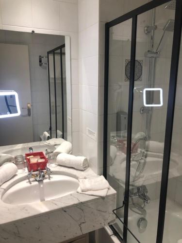 bagno con lavandino e doccia di Hôtel Le Gue Du Holme a Saint-Quentin-sur-le-Homme