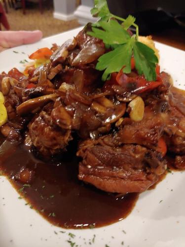 ホテルの敷地内または近くでの食事または食べ物
