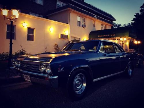 ワンタフにあるJones Beach Hotelの建物前に停車した古い黒車