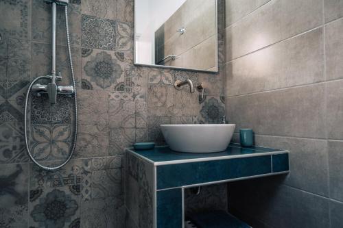 Un baño de Meropi Rooms