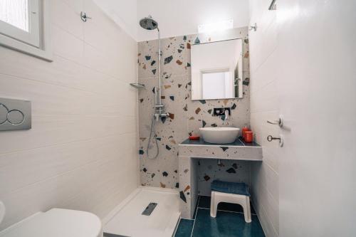 Un baño de Meropi Rooms