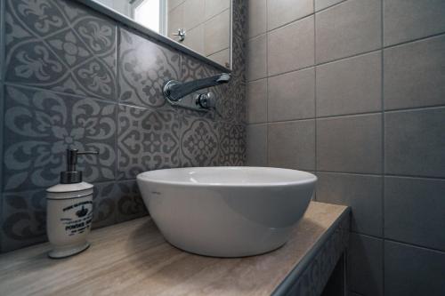 Un baño de Meropi Rooms