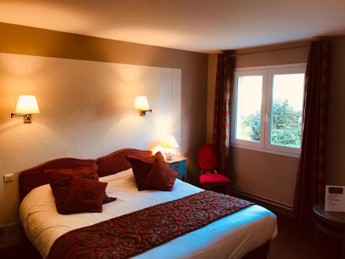 Llit o llits en una habitació de Hôtel Le Gue Du Holme