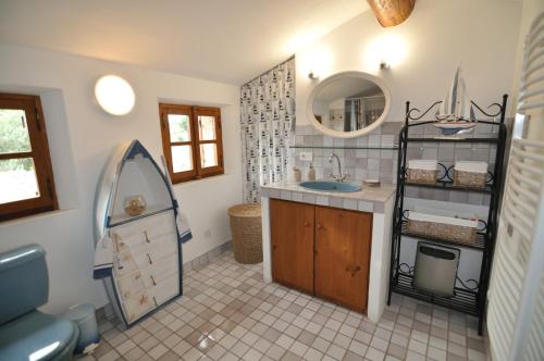 une salle de bain avec un lavabo et un miroir dans l'établissement Maison Bijoux-de-Provence 