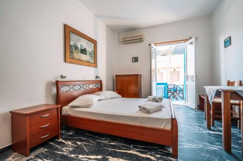 Una cama o camas en una habitación de Meropi Rooms