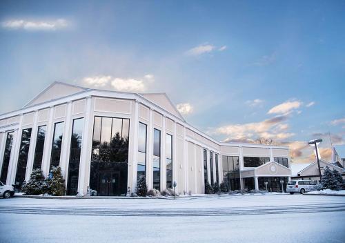 Un grand bâtiment blanc avec de nombreuses fenêtres dans l'établissement Pocono Palace Resort, à East Stroudsburg