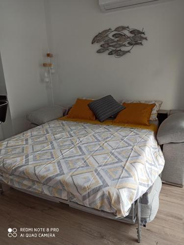 Un pat sau paturi într-o cameră la Apartaments familiar cerca Port Aventura
