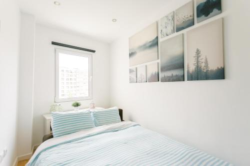 una camera da letto con un letto e quadri sul muro di PortoVivo Bonjardim Apartamento a Porto