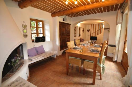 une salle à manger avec une table et un canapé dans l'établissement Maison Bijoux-de-Provence 