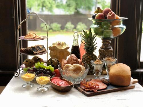 een tafel met verschillende soorten eten en drinken bij Heritage House Bed & Breakfast - Boutique Adults-Only Inn in Opelika
