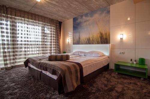 Tempat tidur dalam kamar di Aparthotel Seasons Glavatarski Han