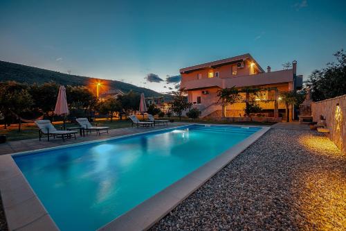 una piscina davanti a una casa di Villa Dama a Mostar