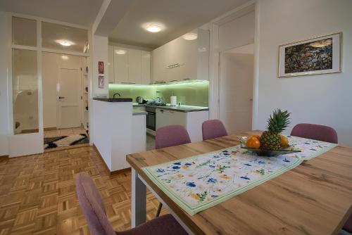 una cucina e una sala da pranzo con un tavolo con un ananas sopra di Villa Dama a Mostar