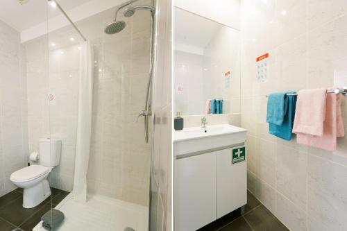 un bagno con wc, lavandino e doccia di PortoVivo Bonjardim Apartamento a Porto