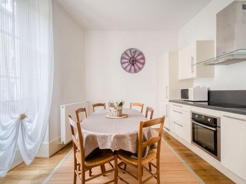 une salle à manger avec une table et des chaises dans une cuisine dans l'établissement Peaceful holiday home near the forest, à Bligny-sur-Ouche