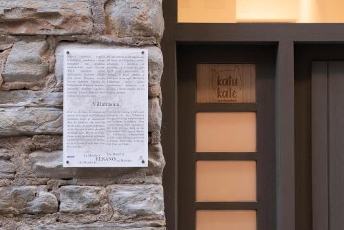 a sign on the side of a building with a window at NUEVO Katu Kale Apartamentuak CENTRO HISTORICO in Getaria