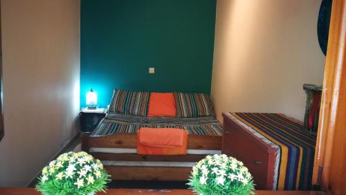 En eller flere senge i et værelse på Garden Bungalow Valentina