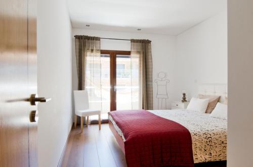 - une chambre avec un lit, une table et une fenêtre dans l'établissement Parque Nações / Jardins Cristo Rei, à Lisbonne