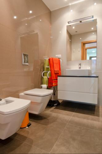 a bathroom with a toilet and a sink and a mirror at Parque Nações / Jardins Cristo Rei in Lisbon