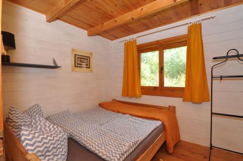 a small bedroom with a bed in a cabin at Domki Irka nad morzem in Łeba