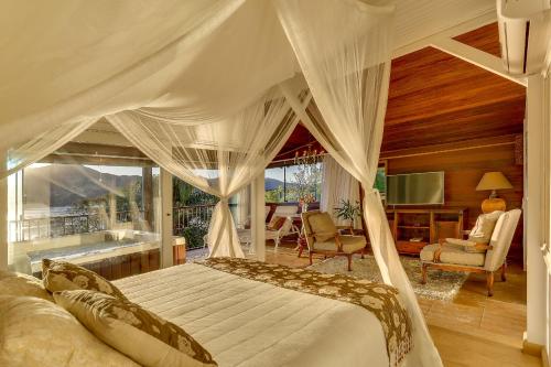 um quarto com uma cama de dossel em Guest House Isadora Duncan em Florianópolis