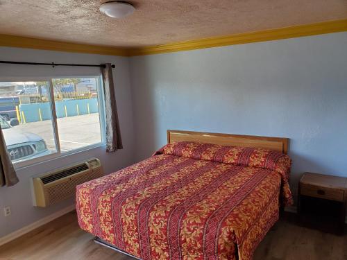 a bedroom with a bed and a window at Rose motel in Compton