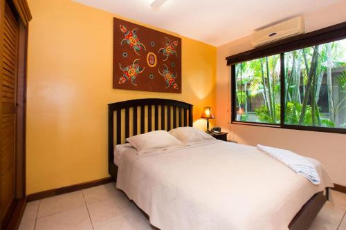 Ένα ή περισσότερα κρεβάτια σε δωμάτιο στο Nicely priced well-decorated unit with pool near beach in Brasilito