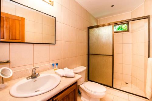 Bathroom sa Nicely priced well-decorated unit with pool near beach in Brasilito