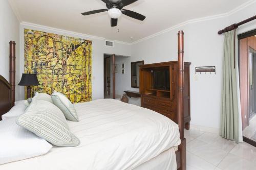 Recently Renovated Luxury Condo with Resort-Style Beach Club Access and Ocean Viewsにあるベッド
