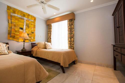 Recently Renovated Luxury Condo with Resort-Style Beach Club Access and Ocean Viewsにあるベッド