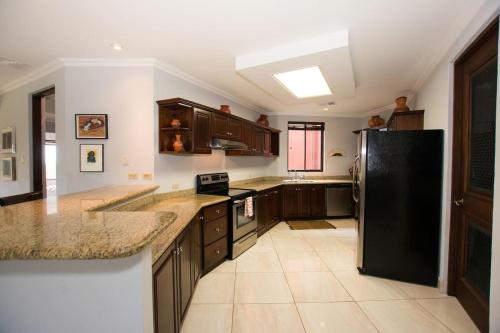 Recently Renovated Luxury Condo with Resort-Style Beach Club Access and Ocean Viewsにあるキッチンまたは簡易キッチン