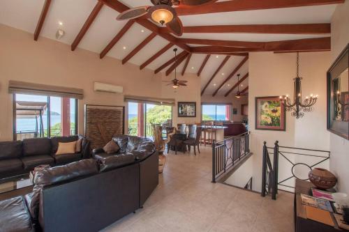 Χώρος καθιστικού στο Big Hillside Villa in Potrero with Pool and Panoramic Ocean Views