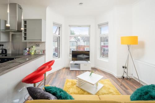 Luxurious 4 Bedroom, 3 Bathrooms - Serviced Apartment PRIVATE PARKING GLB