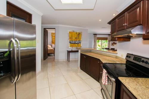 Recently Renovated Luxury Condo with Resort-Style Beach Club Access and Ocean Viewsにあるキッチンまたは簡易キッチン