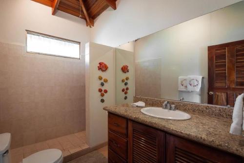 uma casa de banho com um lavatório e um chuveiro em Coco Joya Condo - pool with 180 ocean view - all in walking distance em Coco
