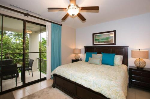1 dormitorio con 1 cama y ventilador de techo en Nicely Decorated 3rd-Floor Beauty with Pool-View Balcony in Coco, en Coco