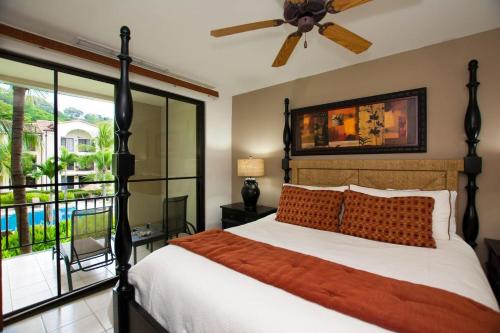 Voodi või voodid majutusasutuse Spacious second-floor beauty in Coco with gourmet kitchen and breezy terrace toas