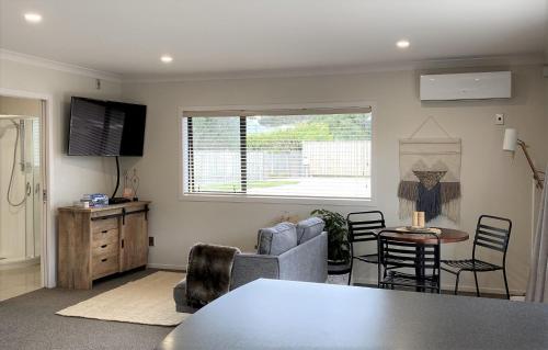 - un salon avec un canapé et une table dans l'établissement The Klein House, à Whanganui