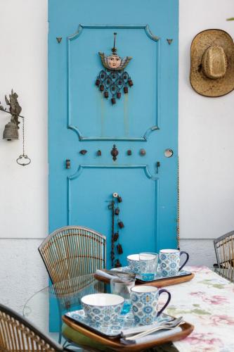 a table with a blue door in a room at Loft REMEDIOS - penthouse CDMX - áreas comunes compartidas in Mexico City