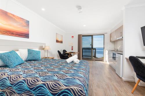 Un dormitorio con una cama y vista al mar. en Venus Bay Beachfront Tourist Park South Australia, en Venus Bay