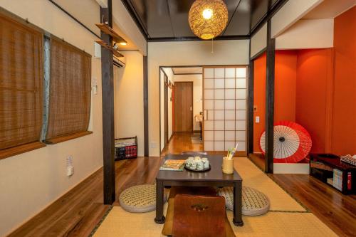 京都市にある京乃怡 Kyoto Yorokobu Innのテーブル付きの部屋