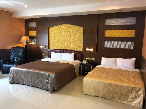 מיטה או מיטות בחדר ב-星辰庭園汽車旅館