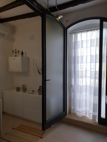 a room with a sliding glass door with a window at Alle Grottine in Sciacca