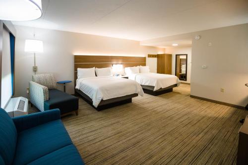Ліжко або ліжка в номері Holiday Inn Express & Suites Knoxville-Farragut, an IHG Hotel