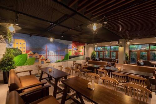 Chuc TchiaKhách sạn Hữu Nghị的一间有桌椅和壁画的餐厅