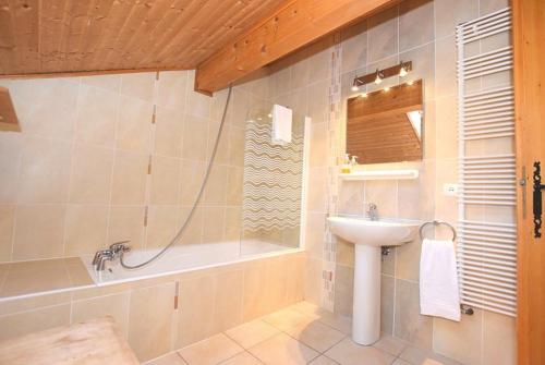 Ein Badezimmer in der Unterkunft Chamonix Large Chalet, Sleeps 12, 200m2, 5 Bedroom, 4 Bathroom, Garden, Jacuzzi, Sauna