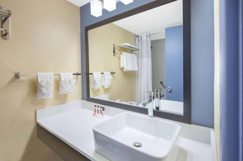 Kamar mandi di Days Inn & Suites by Wyndham Grand Rapids Near Downtown