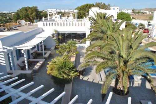 an overhead view of a building with palm trees at Petinaros Hotel in Mýkonos City