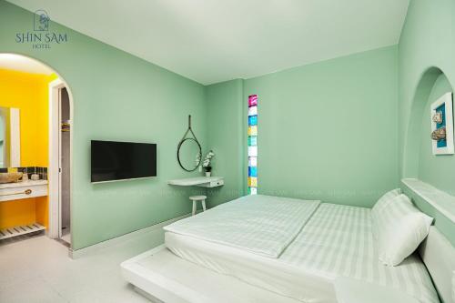 Postel nebo postele na pokoji v ubytování Shin Sam Boutique Hotel